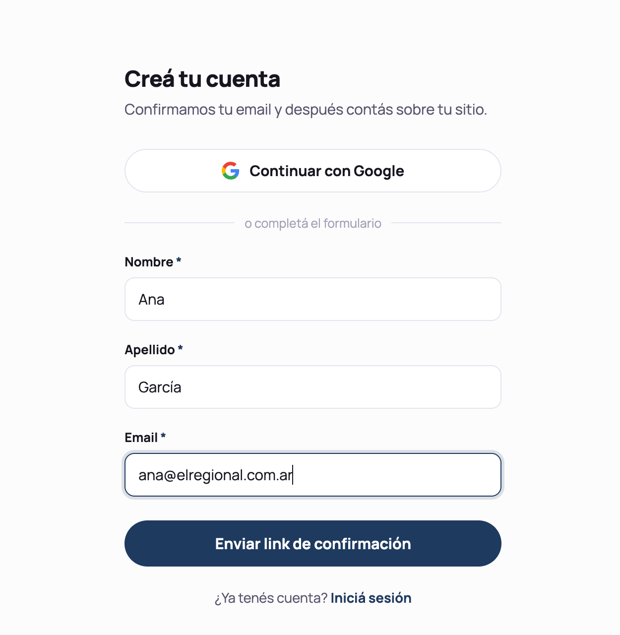 Formulario de registro 'Creá tu cuenta' con nombre, apellido y email, más la opción de continuar con Google